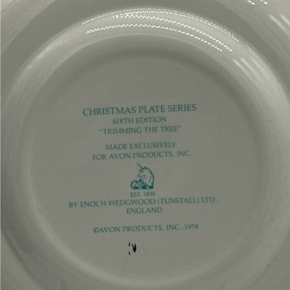 Vintage Avon 1978 Decorative Christmas Plate “Trimming the Tree” - Picture 2 of 6